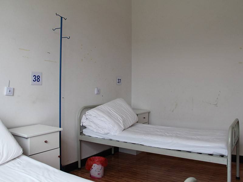 夜查房碰到患者家屬亂睡病床怎么辦？